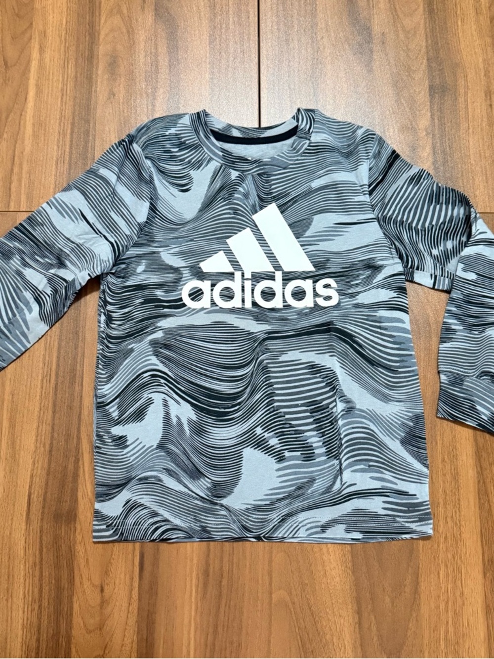 adidas Boys Long Sleeve Logo Tee in Gray and Black Size 4 New
